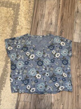 Lucky Brand Light Blue Floral V‑Neck Crop Tee